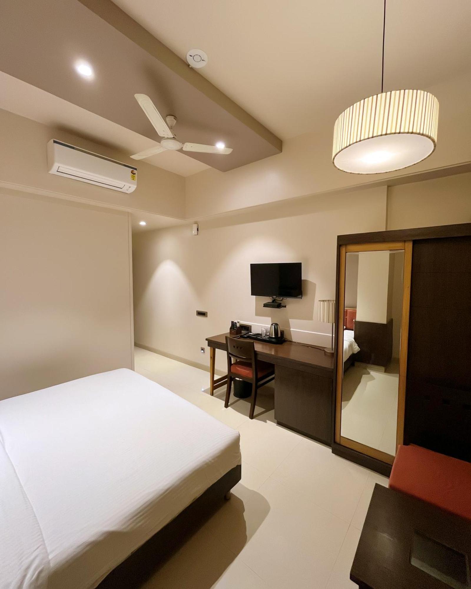 萨达南辛吉瓦提巴纳尔法布酒店 Pimpri-Chinchwad 外观 照片
